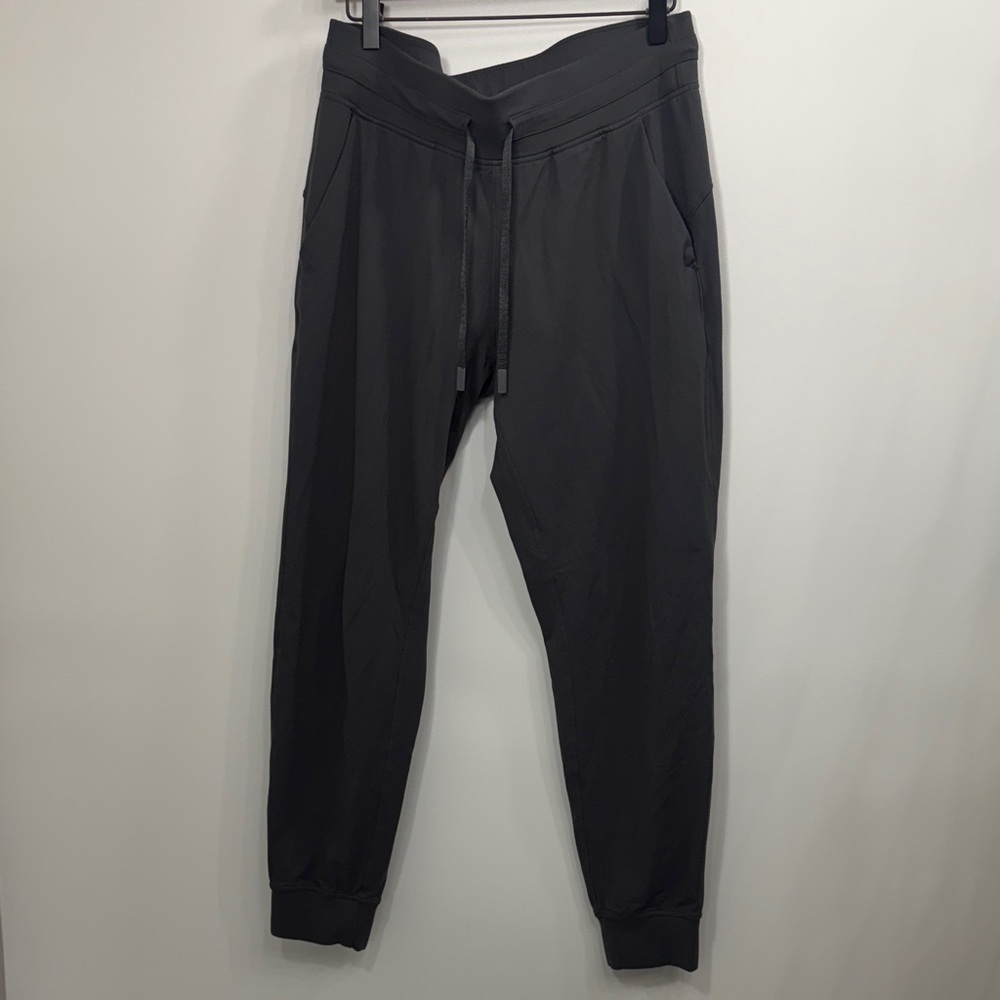 Lululemon Women’s gray jogger pants size 10.